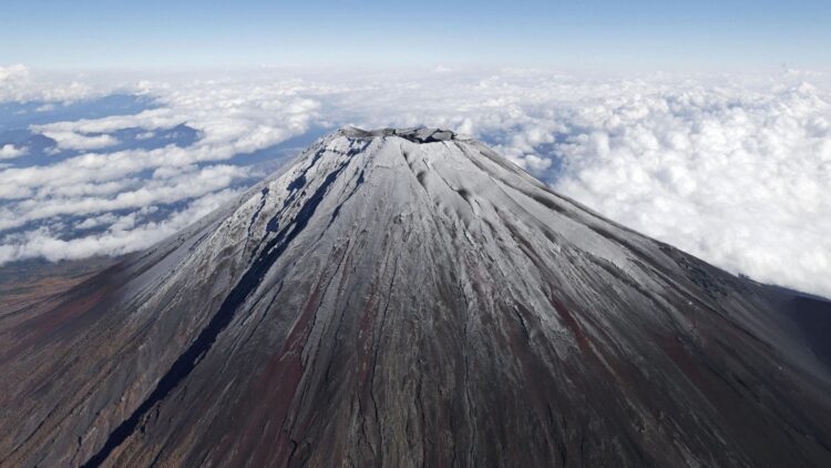 Mount Fuji's snowless peak